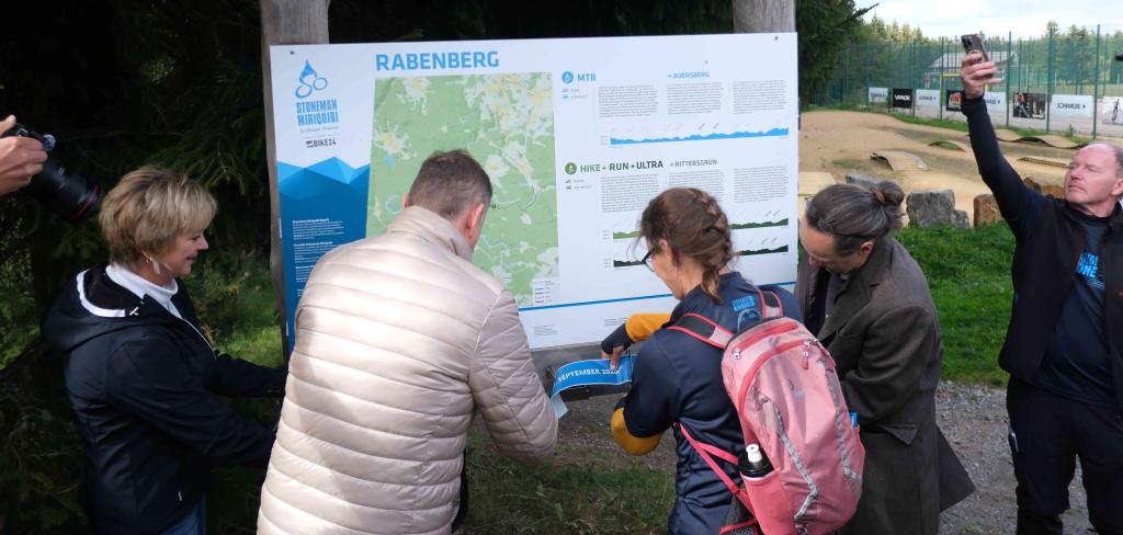 Enthüllung der Checkpoint-Tafel am Rabenberg
